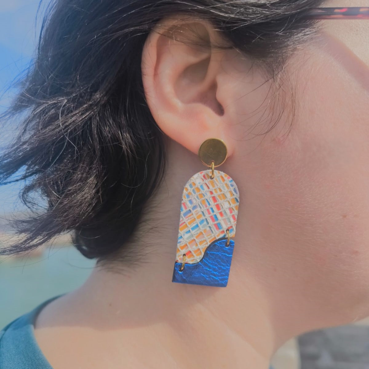 Boucles d’oreilles Mira bleu irisé